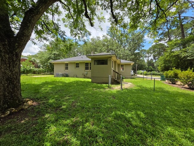 Building Photo - Nice Home with Fenced Yard