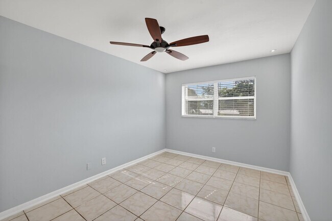 Building Photo - 4051 NE 13th Ave