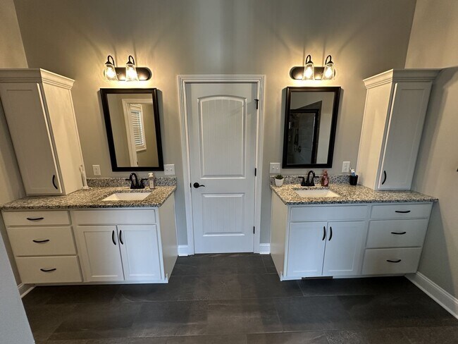 Building Photo - 4 Bedroom 3 Bathroom Home with Bonus Room!