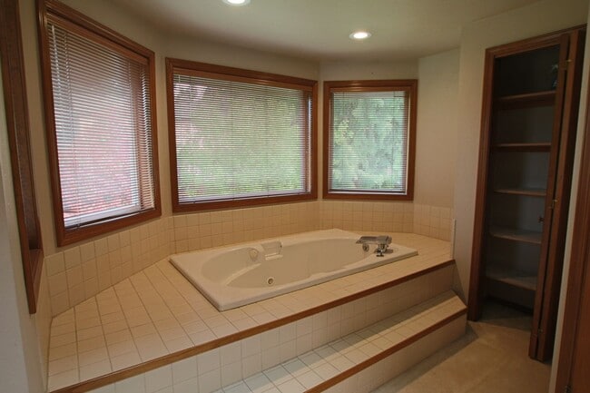 Building Photo - Beautiful 4BR/3BA Home in Steilacoom – Minutes to JBLM