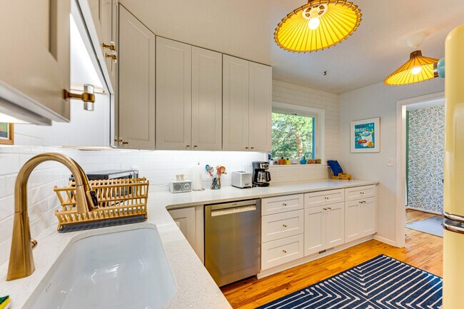 Building Photo - 725 35th St