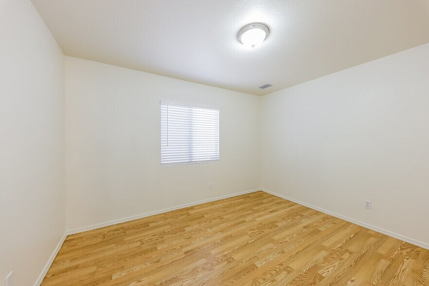 Building Photo - 2217 E Kelton Ln