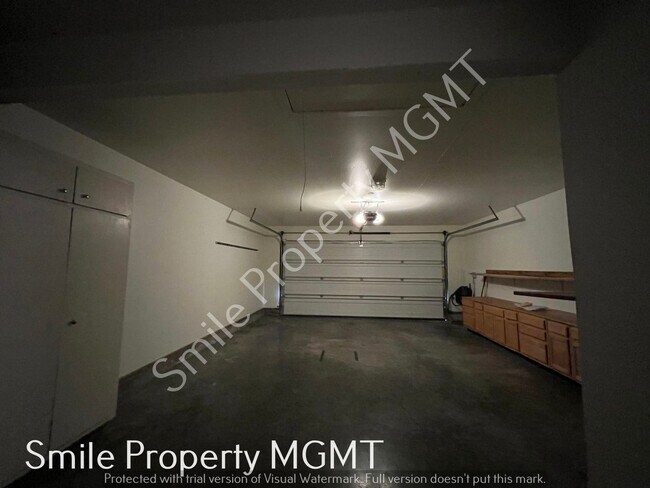 Building Photo - Three Bedrooms single house in NE Portland with double garage