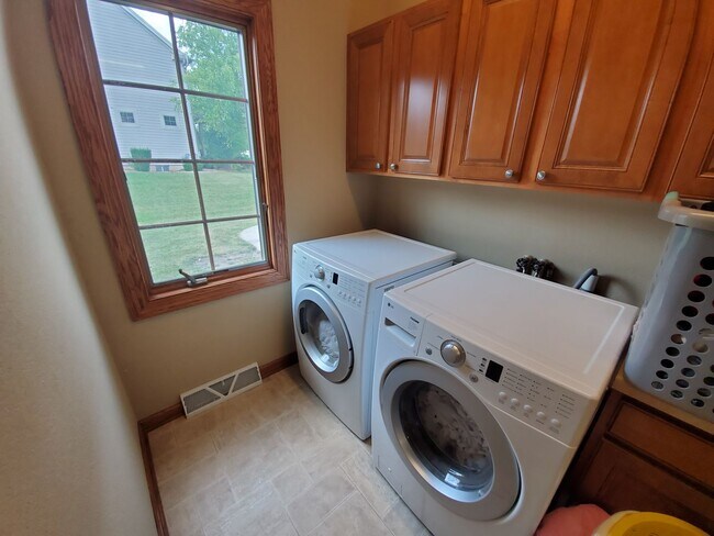 Building Photo - Menomonee Falls 4 bedroom