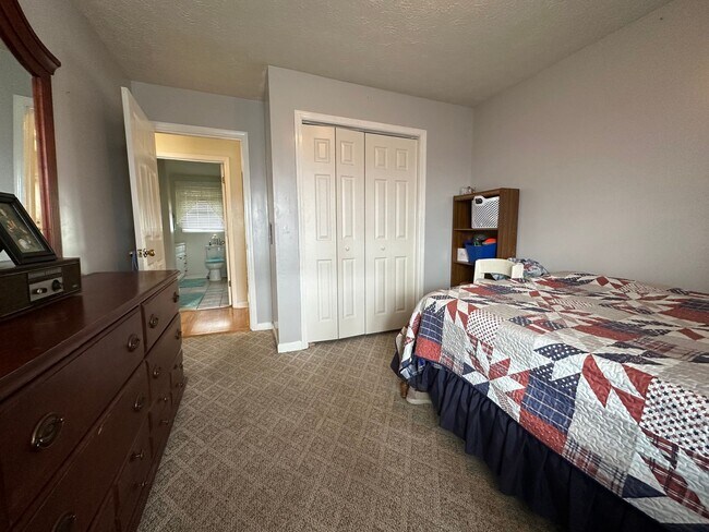 Building Photo - 4 Bed/2 Bath Brick Home - Church Hill TN