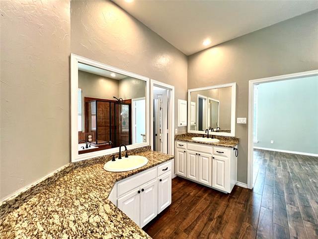 Building Photo - 615 Fallbrook Dr