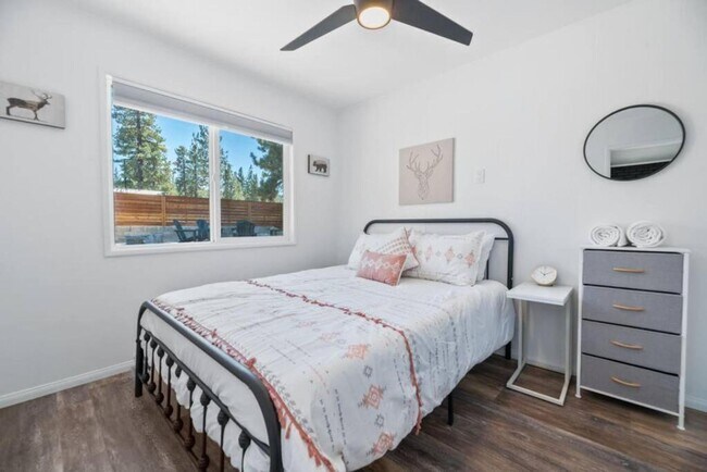Building Photo - Cozy, Fully Furnished, One Bedroom One Bathroom Rental Minutes Away from the Big Bear Lake Front!