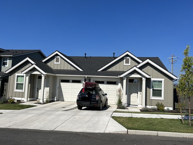 Building Photo - 2 Bedroom Duplex – Luderman Crossing - Bend - PENDING APPLICATION
