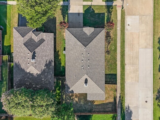 Building Photo - 8212 Canoe Ridge Ln