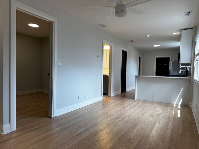 Building Photo - 869 N Hermitage Ave