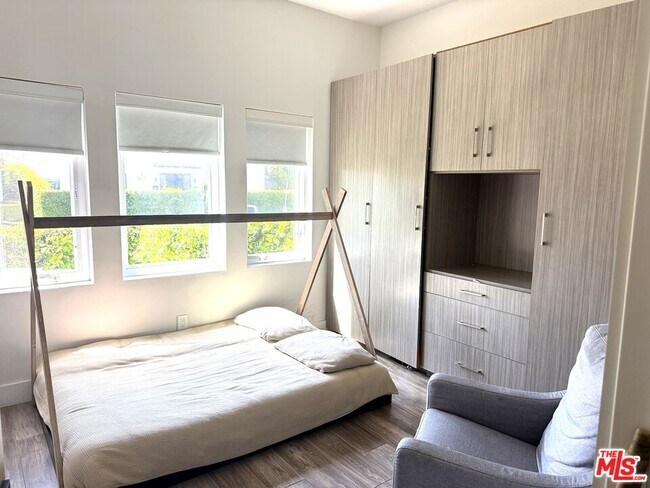 Building Photo - 1420 Stearns Dr