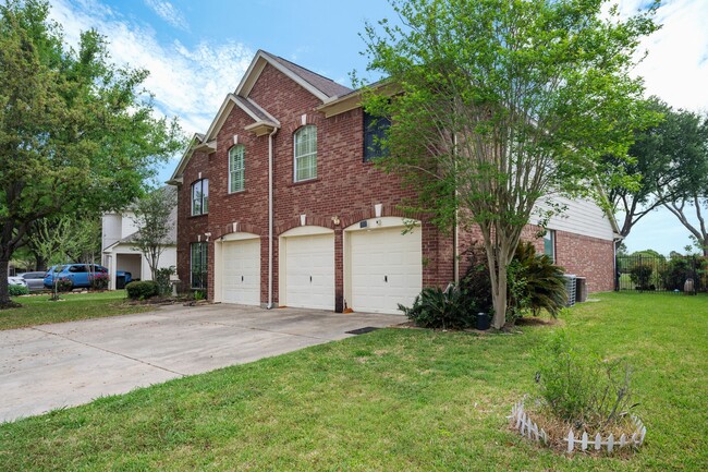 Building Photo - 1823 Blue Water Bay Dr