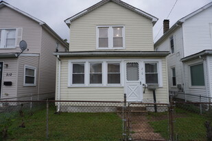 Building Photo - 210 Center St