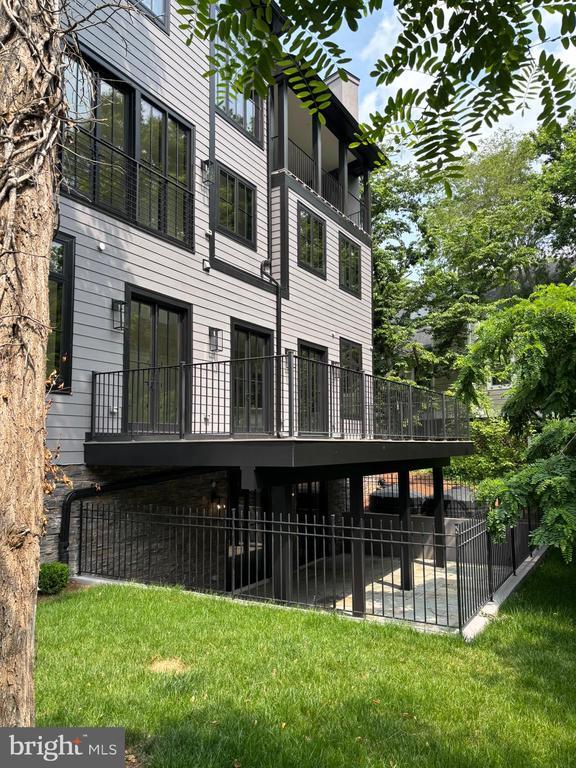 Building Photo - 5017 Eskridge Terrace NW