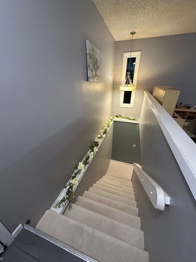 Building Photo - Beautiful 3 Bedroom Home ! Near Mcconnell ...