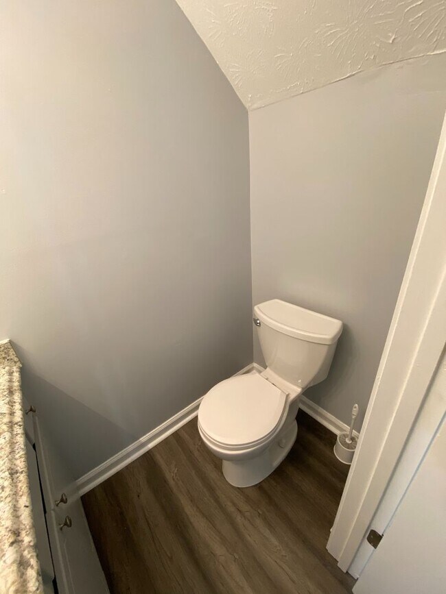 Building Photo - Oakwood Drive (Duplex - 2 Units)