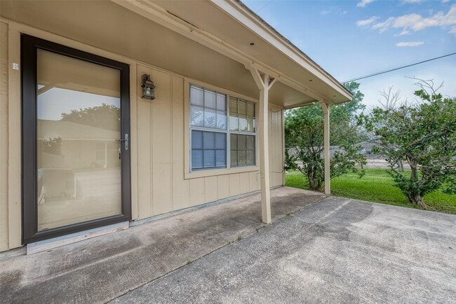 Building Photo - 8430 Round Rock Dr