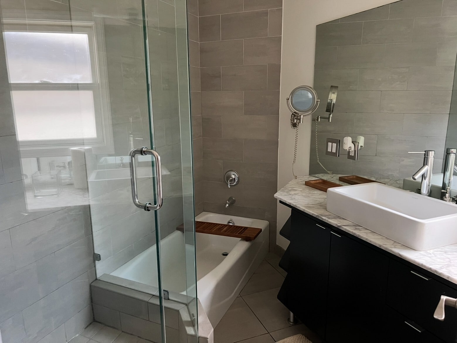 bathroom - 635 N Windsor Blvd