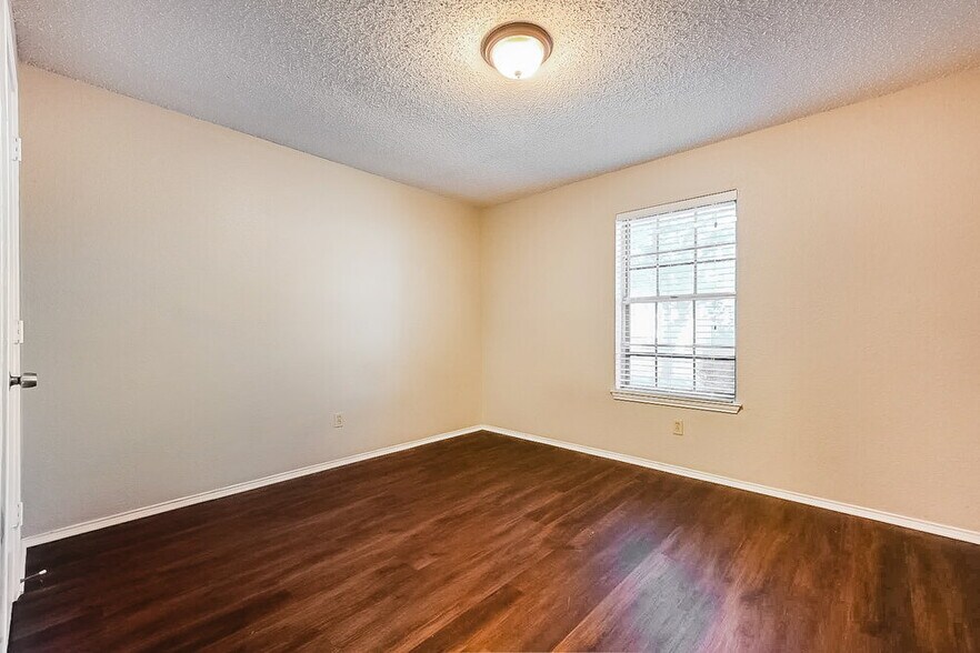 Building Photo - 6217 Cool Springs Dr