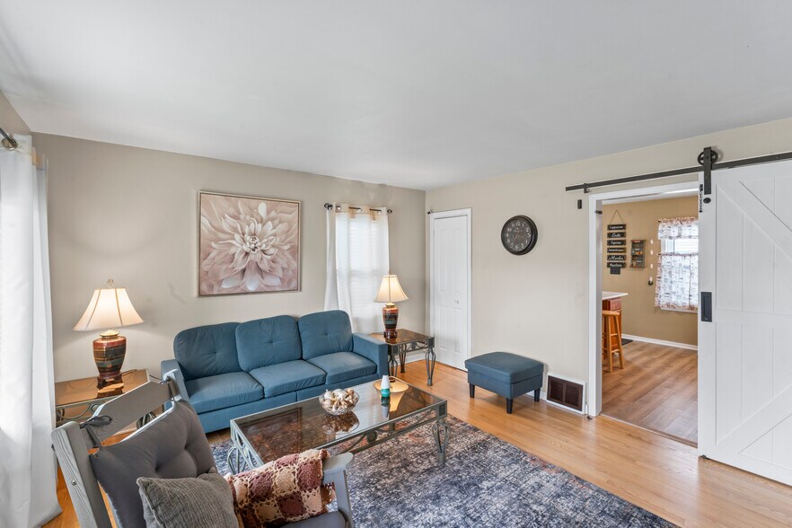 Family Room - 2515 E Crescent St