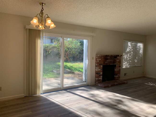 Building Photo - 2 bed 1.5 bath with a 2-car garage in Rocklin