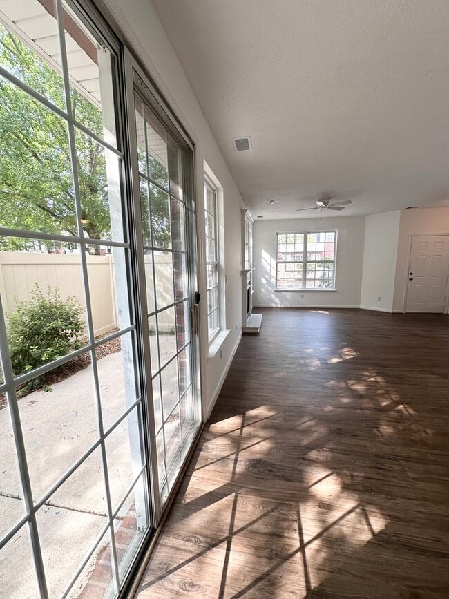 Building Photo - Bright & Beautiful 2 Bed, 2 Bath Townhouse...