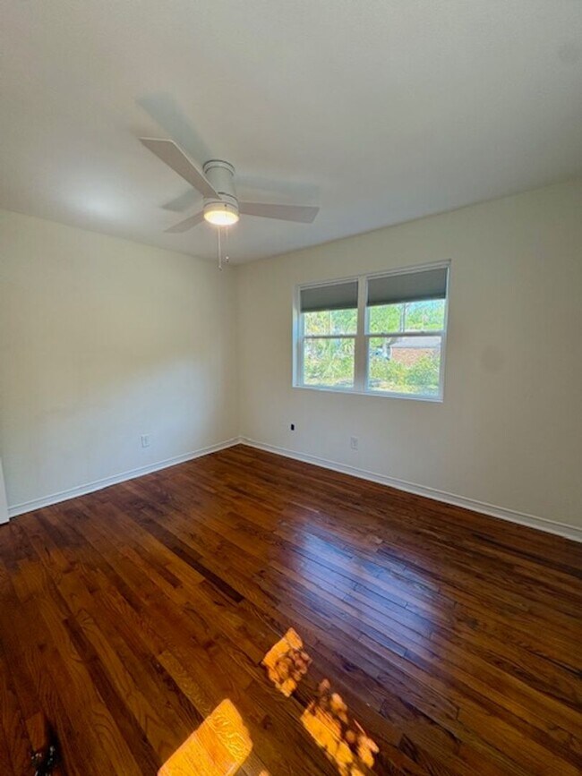 Building Photo - Fully Renovated Three Bedroom Condo in South Windermere - Off the Greenway!
