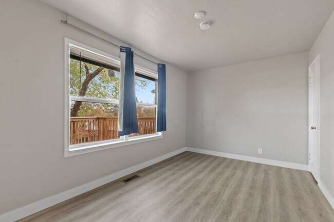 Building Photo - Close to UNR and Downtown!