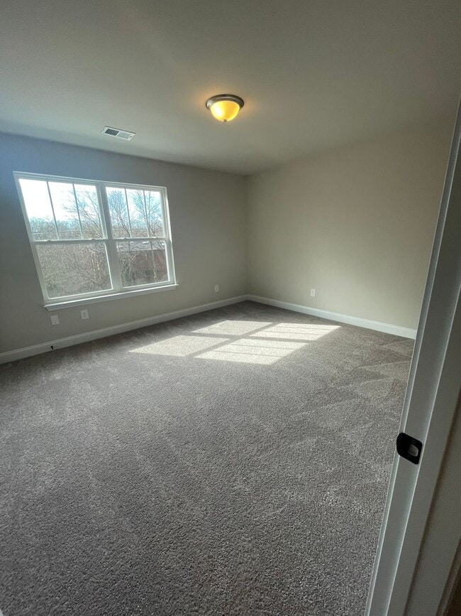 Building Photo - 2 Bedroom 2.5 bath Townhome in  Greenville