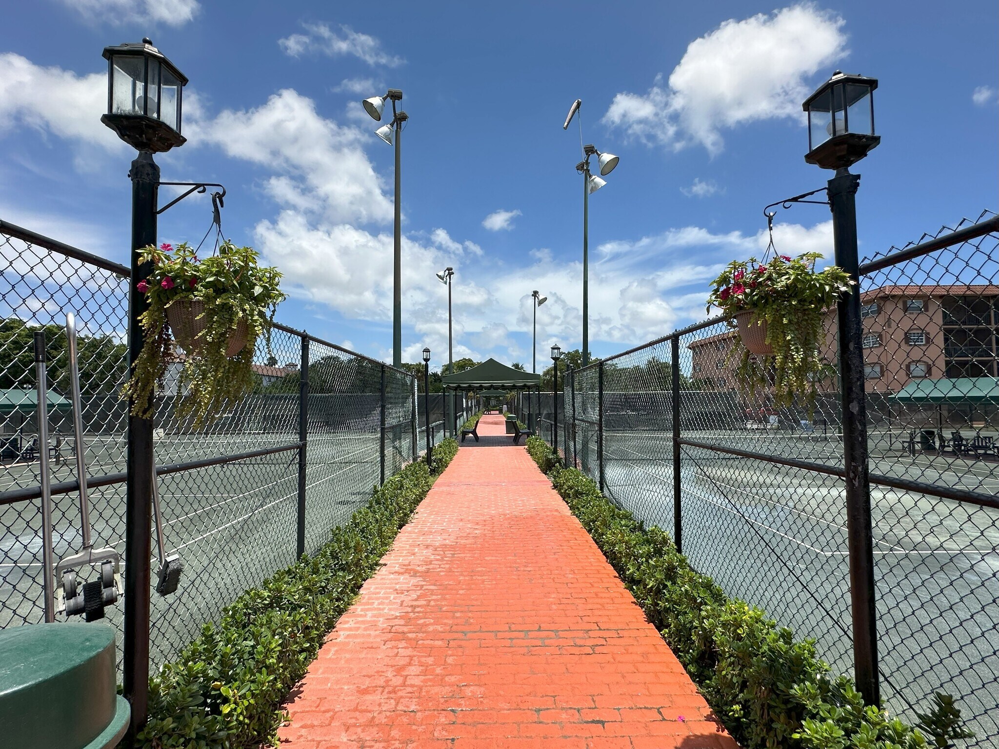 Building Photo - 670 Tennis Club Dr