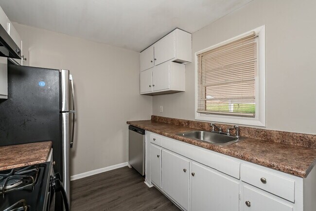 Building Photo - 645 Melrose Dr