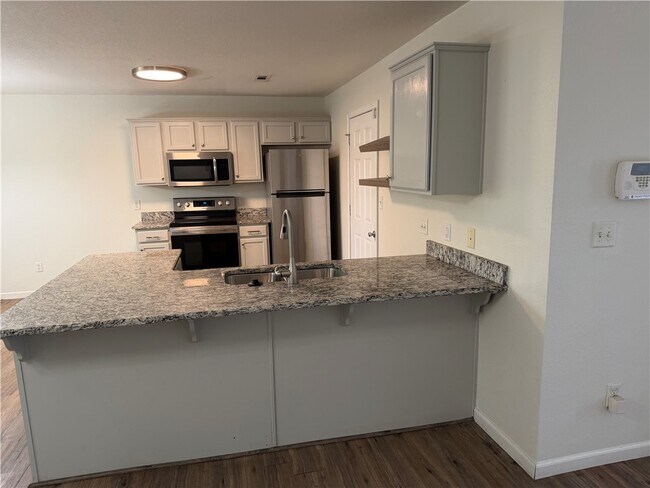 Building Photo - 2301 Skyler Dr