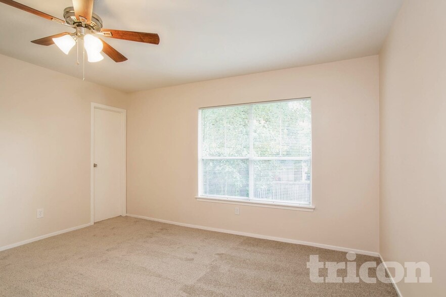 Building Photo - 8610 Pine Shores Dr