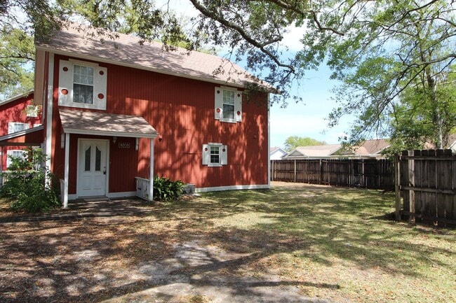 Building Photo - Two-story 2 bedroom townhouse in Northeast...