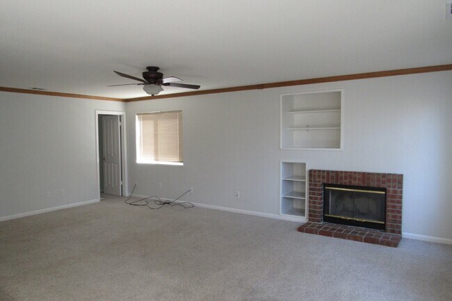 Building Photo - Beautiful 4 Bed/3 Bath Tracy Home with Pool and Fresh Paint