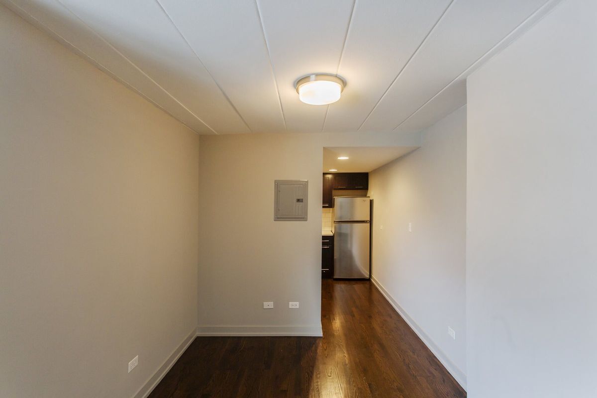 Building Photo - 6119 N Kenmore Ave