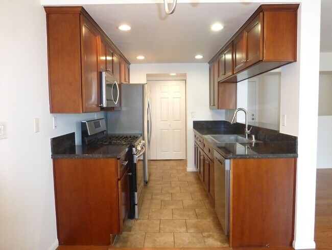 Building Photo - Large San Pedro Condo for Lease | 3 Bed - 2 Bath | 2 Garage Spaces