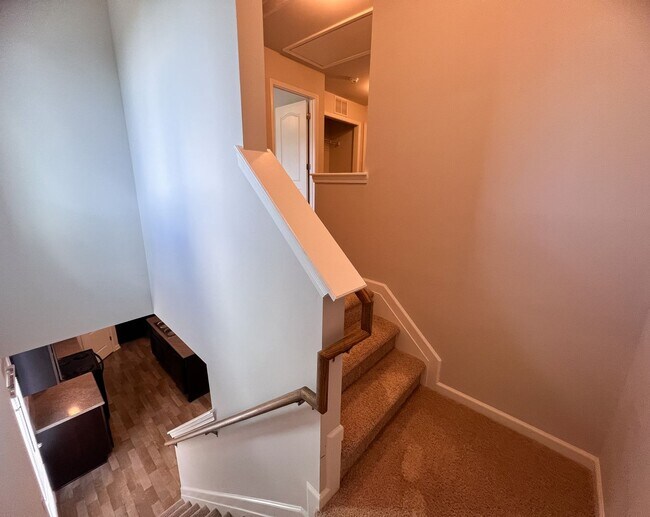 Building Photo - Gorgeous 3 bedroom, 2 1/2 bathroom two-sto...