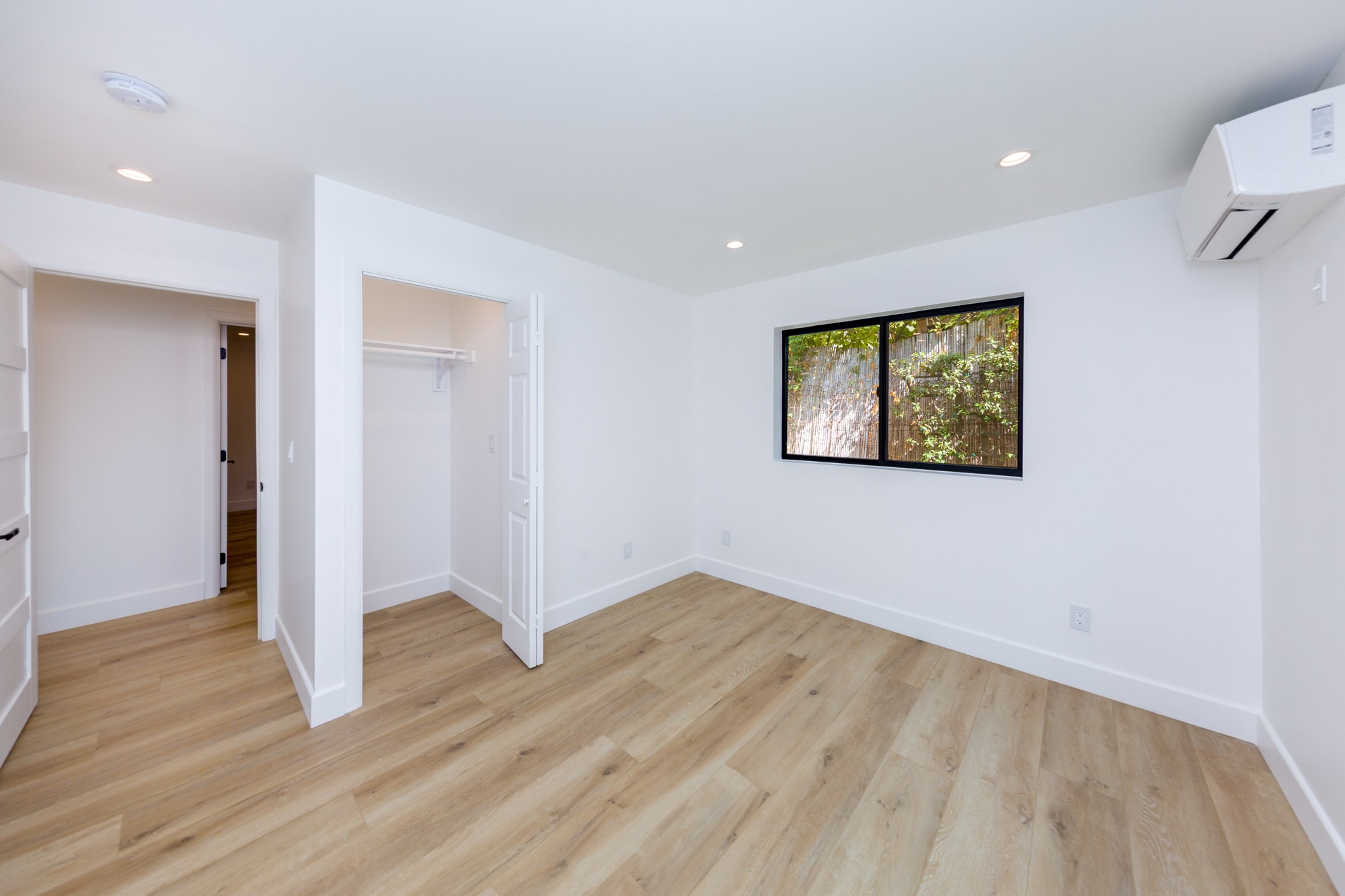 Building Photo - 854 S Sycamore Ave