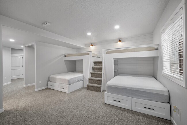 Building Photo - 554 S Church Dr