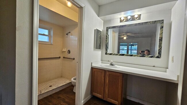 Building Photo - 1371 Melshire Ave