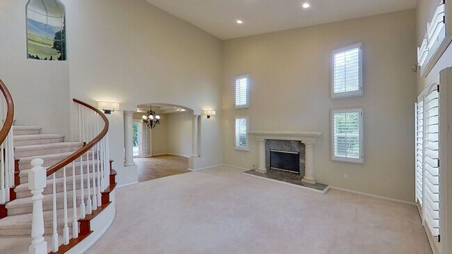 Building Photo - Spacious 4 Bed / 3 Bath Winchester Commons Home!