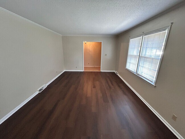 Building Photo - 3 Bedroom, 2 Bathroom Brick Home