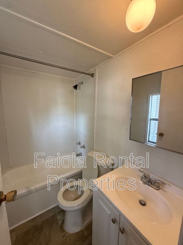 Building Photo - 10 Talmar Ln