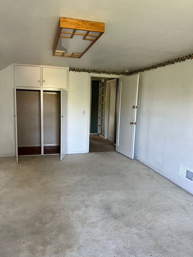 Building Photo - Charming 5 Bed, 2 bath home in the heart o...