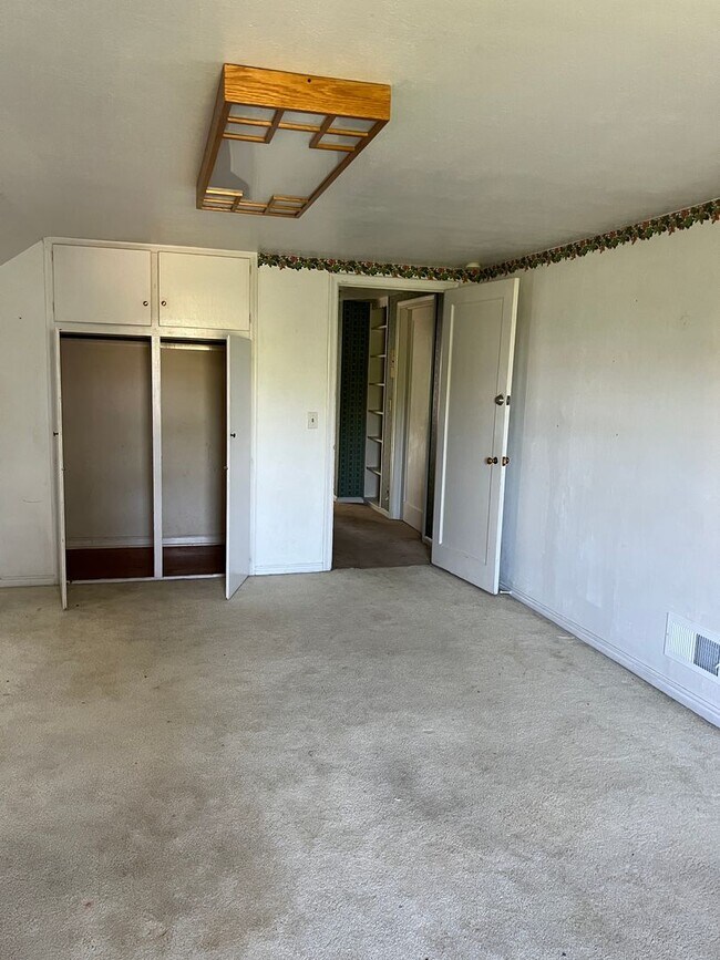 Building Photo - Charming 5 Bed, 2 bath home in the heart of Rexburg with detached 3 CAR GARAGE!!!!