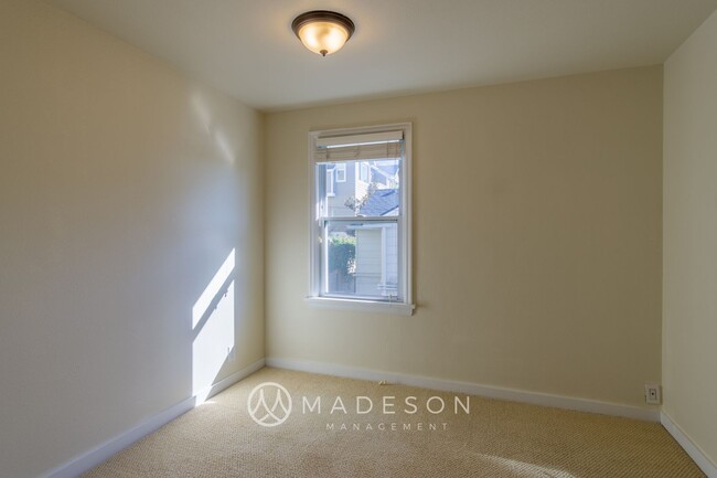 Building Photo - One Month Free Rent! Spacious Magnolia 3 B...