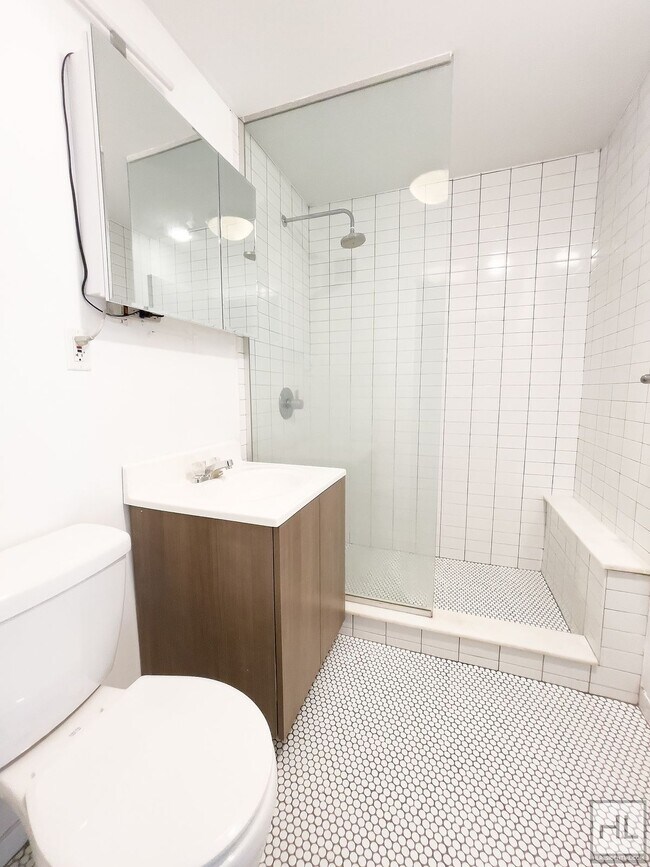 Building Photo - STANHOPE STREET / Spacious 2-Bed 1-Bath / ...