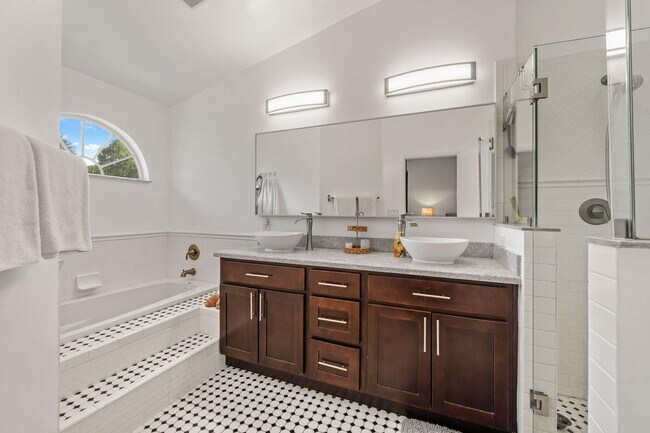 Building Photo - 5250 Sapphire Valley