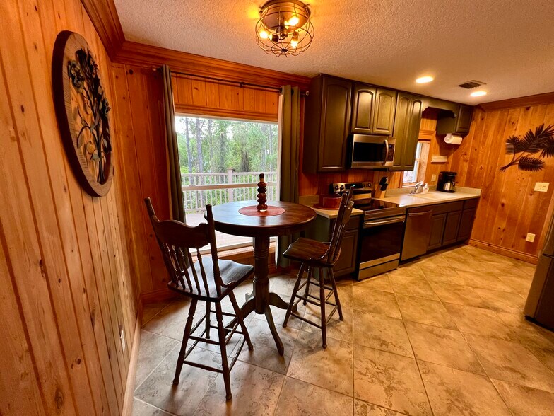 Building Photo - 2162 SW Perry Ter